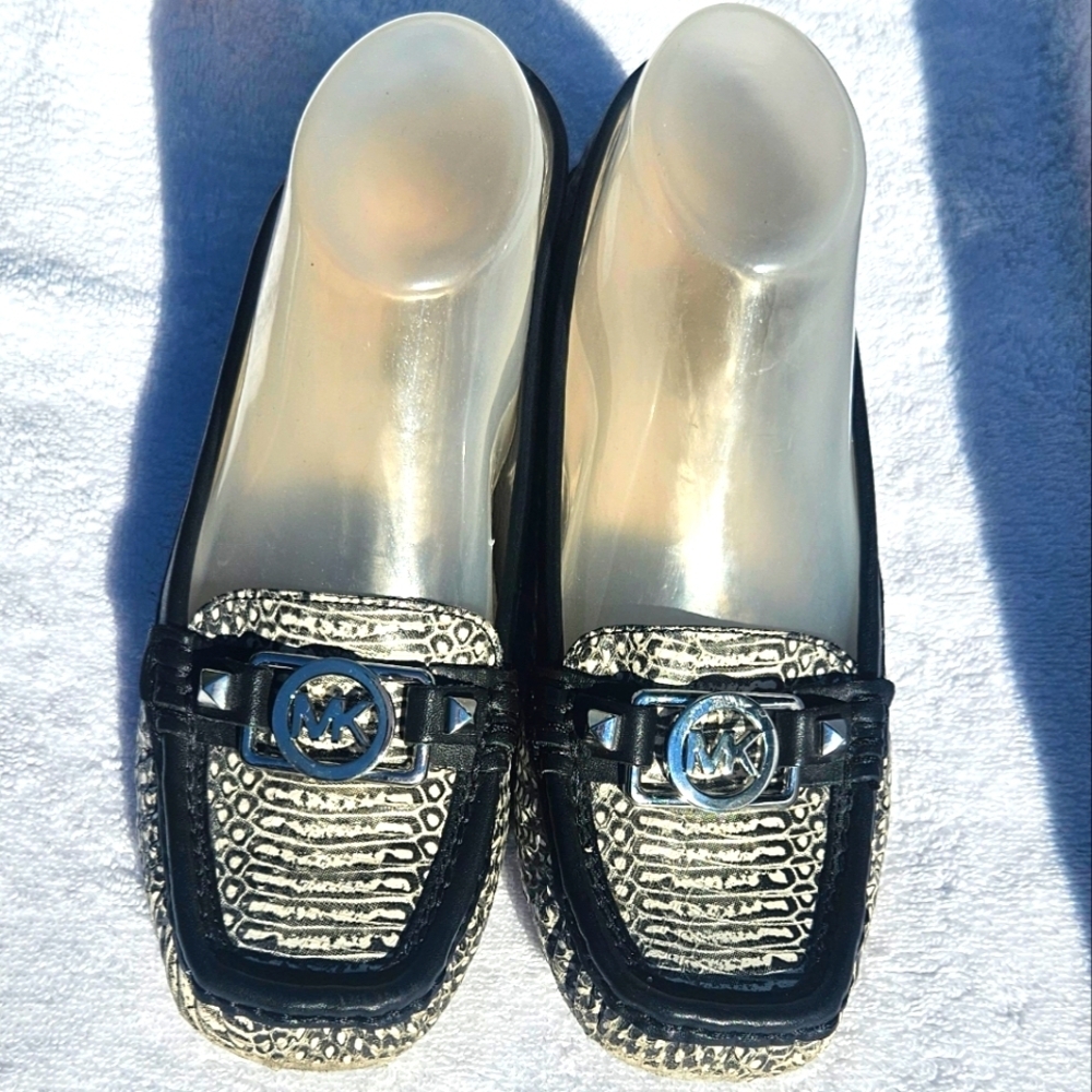 Michael Kors Runs Big MK Loafer Wmn’s Sz 7m Shoes Black&White Snake Print